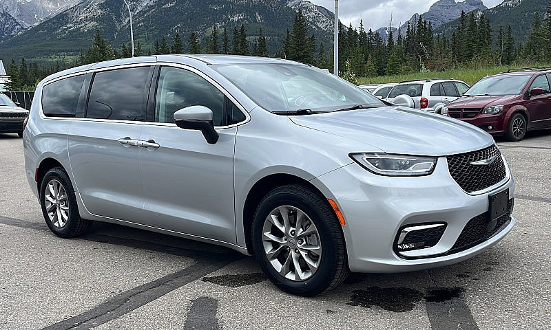 2023 Chrysler Pacifi...