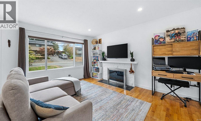 558 Kenneth St Saani...