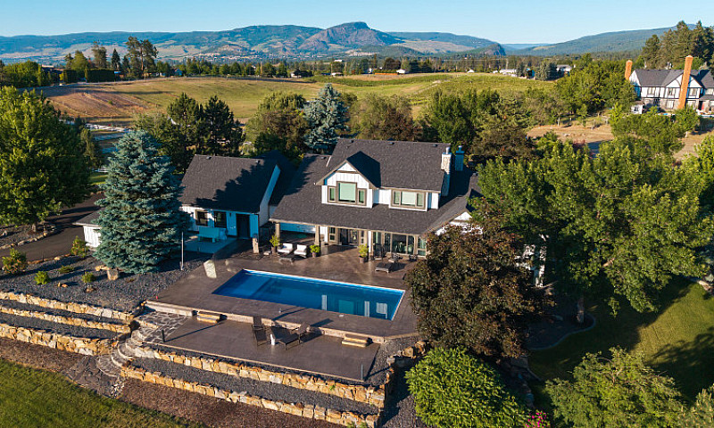 9.56 Acre Country Es...