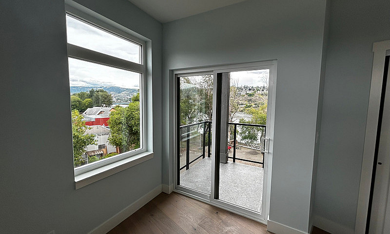 2 Bedroom Plus Den A...