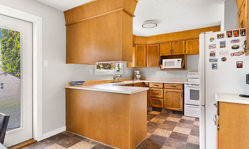 819 Graham Rd - Well...