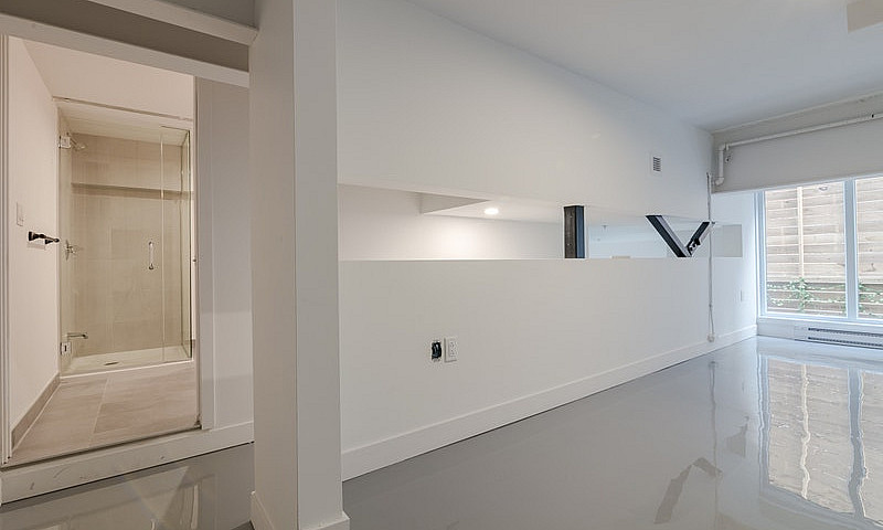 Spacious 2 Story Lof...