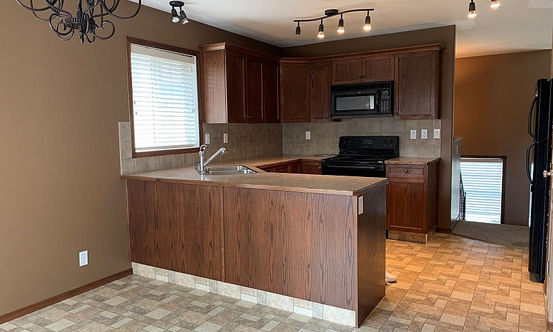 146 Inkster Close - ...