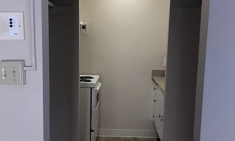 Bachelor Suites - Dr...
