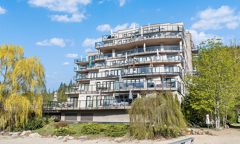 Luxury Lakefront Apa...