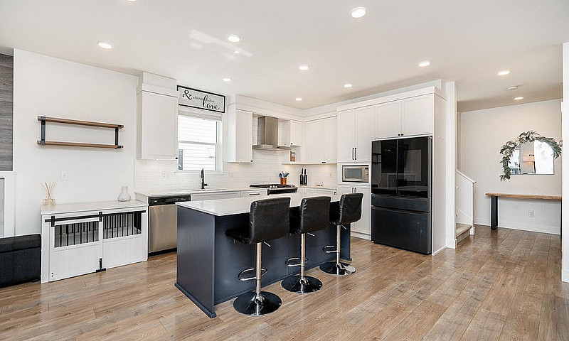 15 6897 201 Street L...