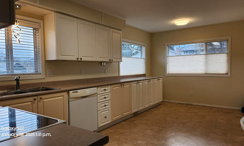 425 Mackenzie Ave-To...