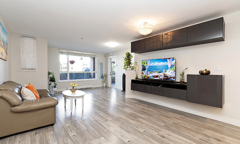 New Listing, Huge 11...
