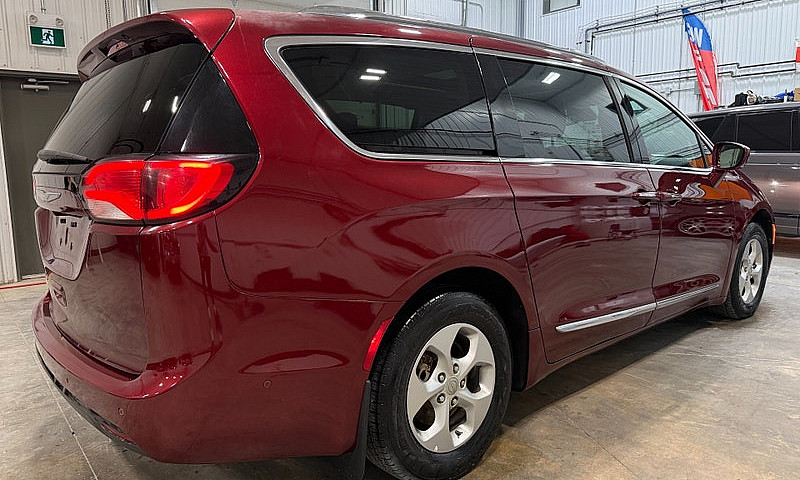 2017 Chrysler Pacifi...