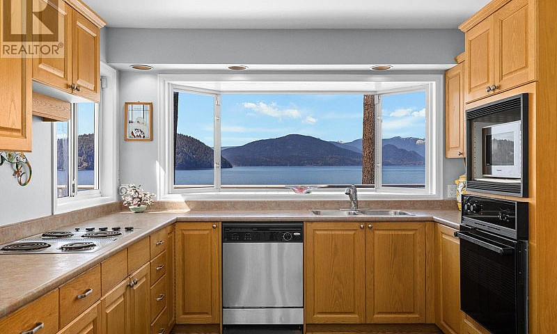 4 Strachan Point Roa...