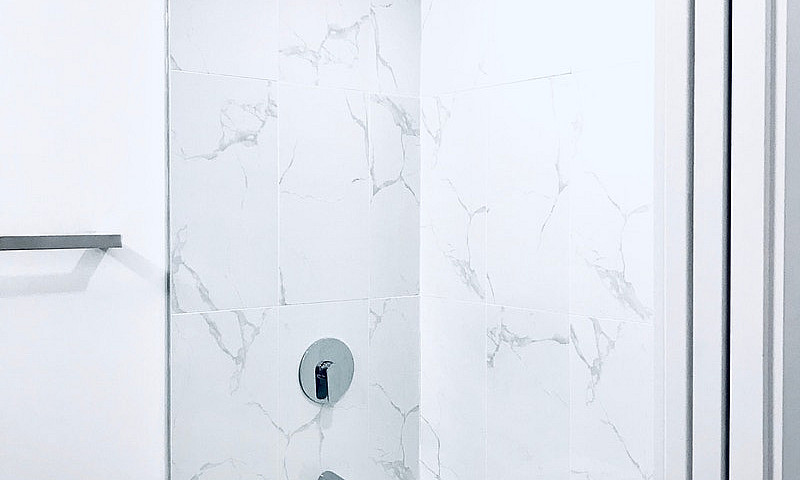 Sleek Modern 1-Bed W...
