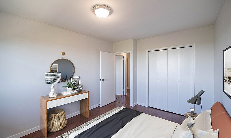 River Crescent Garde...