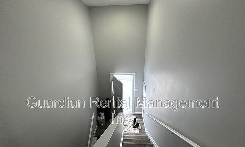 Modern Townhouse Liv...