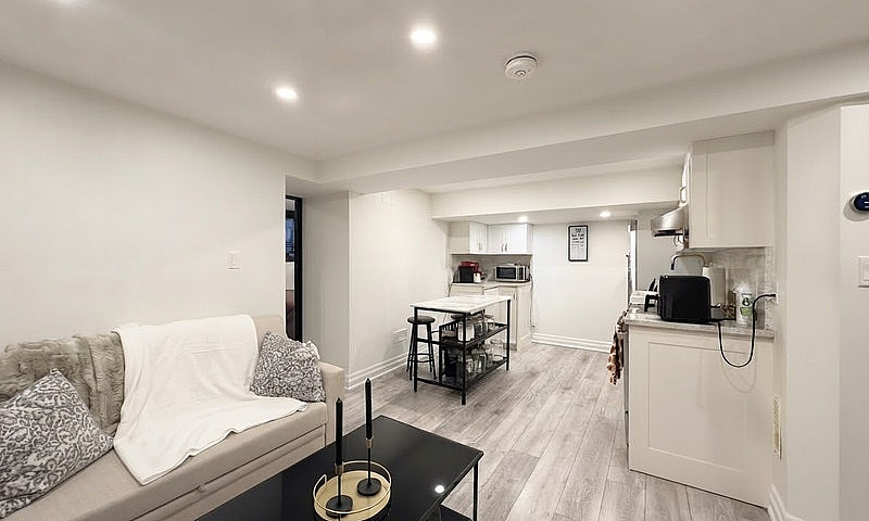 121 Sorauren Ave - 4...