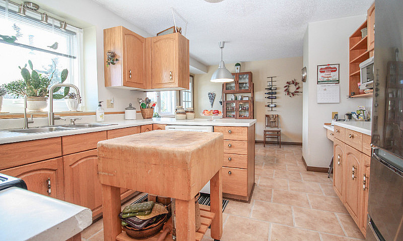 Acreage Living With ...