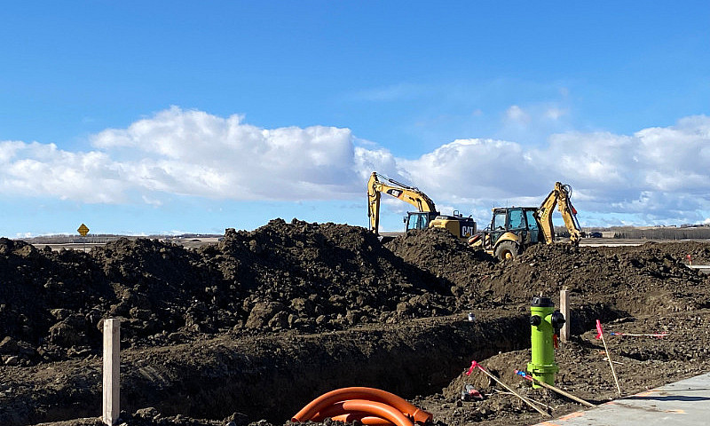 23 Acres, 90 Residen...