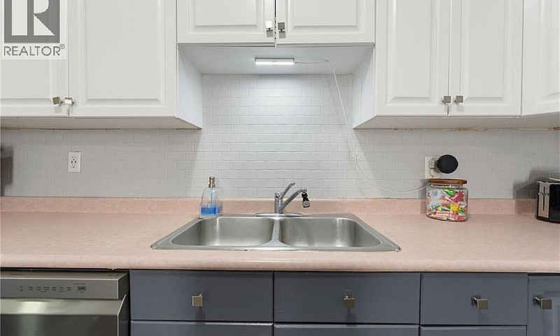 252 Dundas Street Wo...