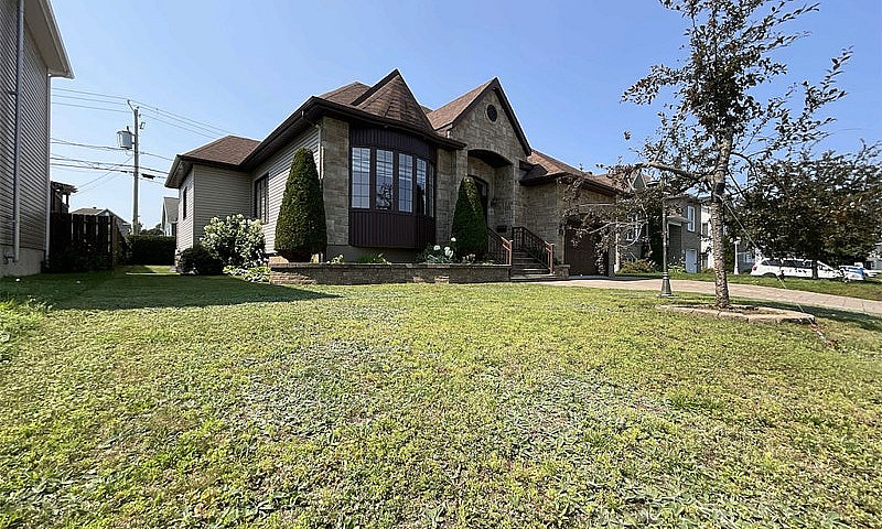 $695,000 - Bungalow ...