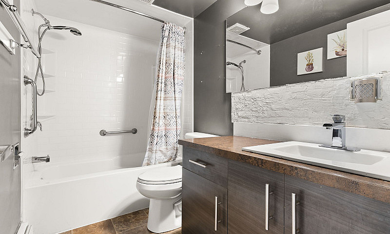 #7 - 45 Lorne St N -...