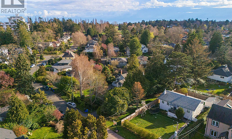 1044 Deal St Oak Bay...