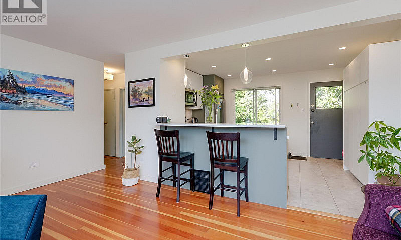 1728 Foul Bay Rd Vic...
