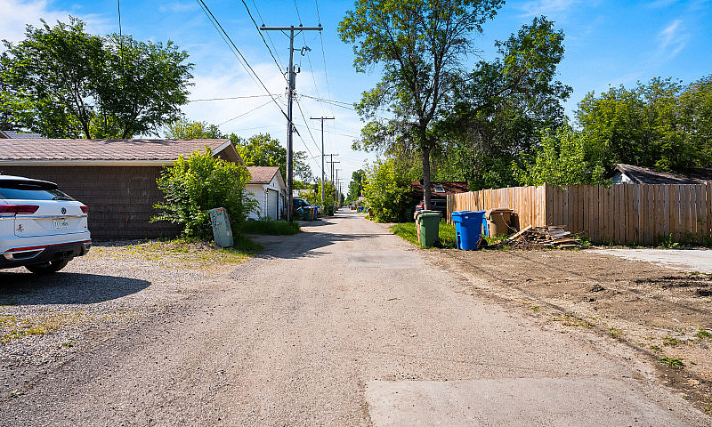 2437 Winnipeg St - B...