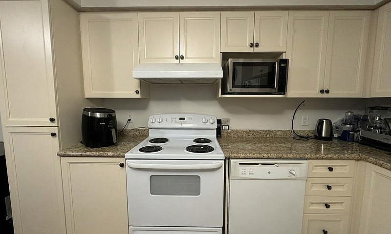 Bright 2 Bedroom Low...