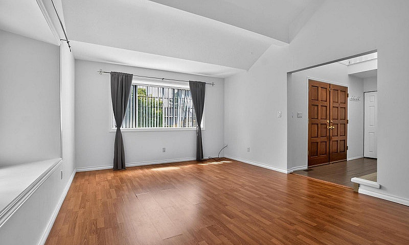16327 Northglen Clos...