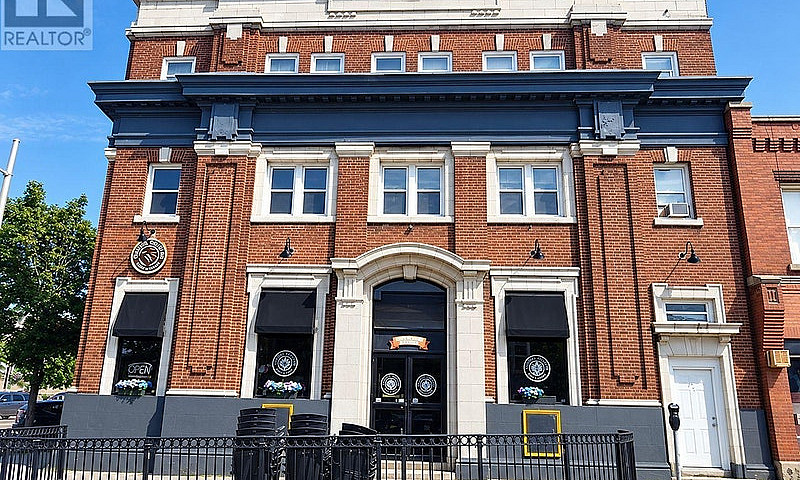 2 - 2 Russell Street...