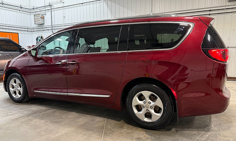 2017 Chrysler Pacifi...