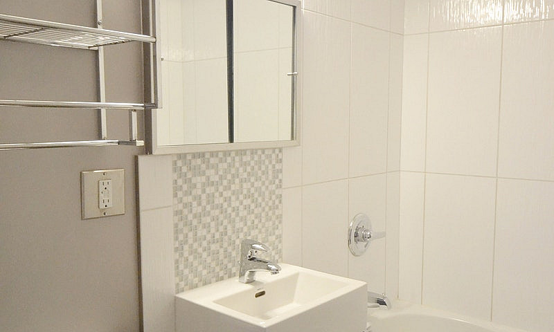 Bright 1-Bdrm With B...