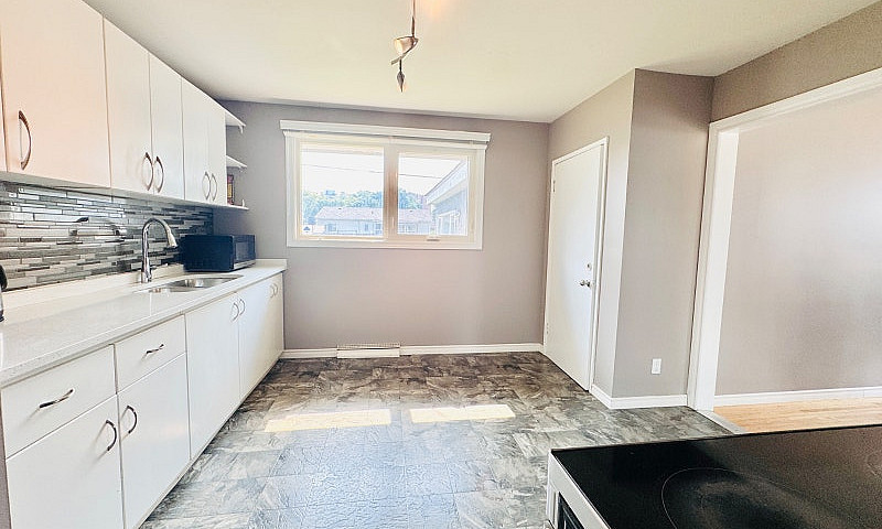 Spacious 4Br Home In...