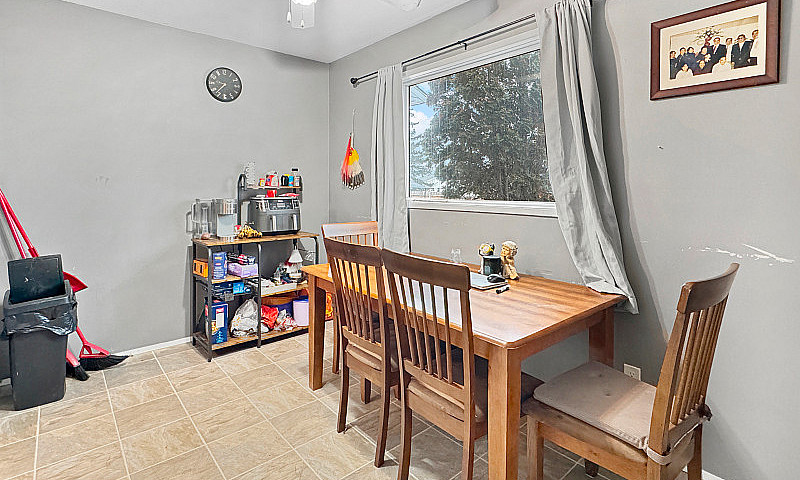 2561 Ross Crescent, ...
