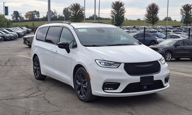 2025 Chrysler Pacifi...