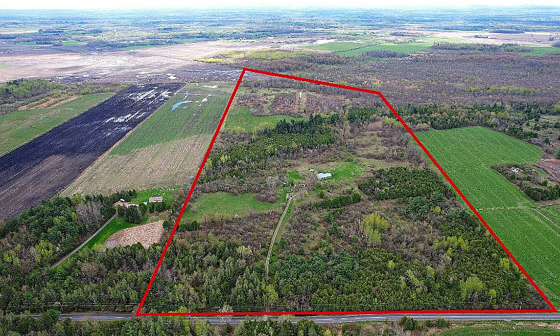 Fermette De  83 Acre...
