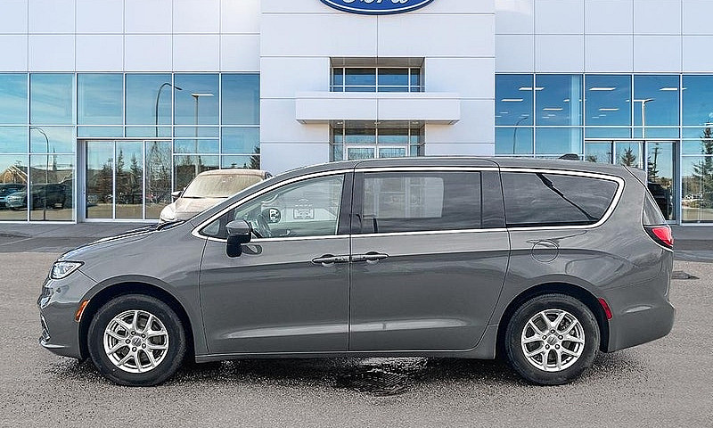 2023 Chrysler Pacifi...