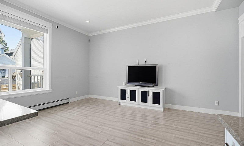 6035 138A Street Sur...