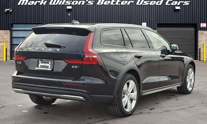 2025 Volvo V60 Cross...