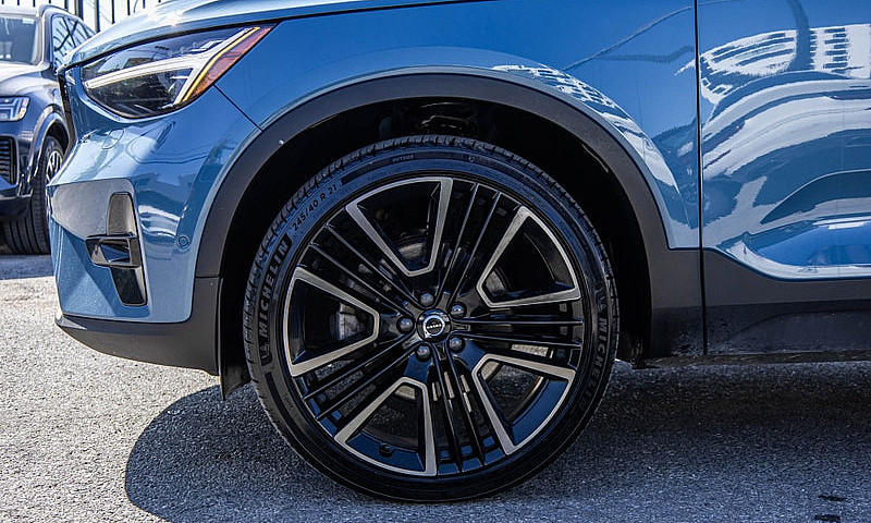 2023 Volvo Xc40...