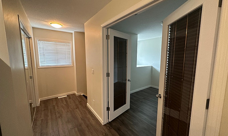 Stylish 1 Bed+Den Co...