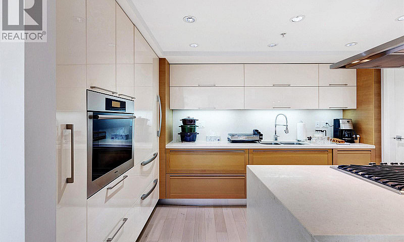 305 8 Smithe Mews Va...