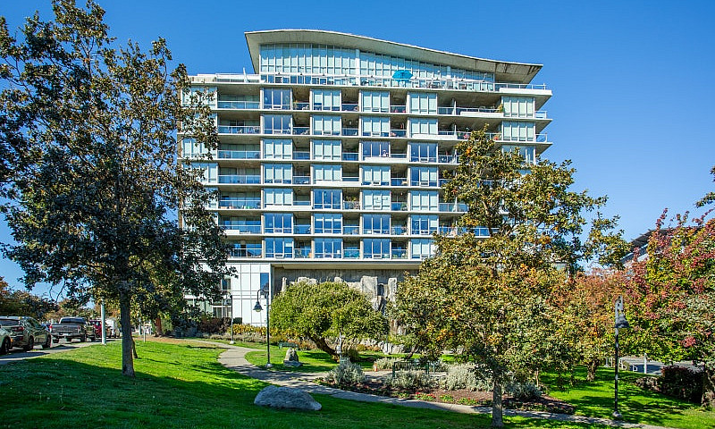 2 Bed Condo With Stu...
