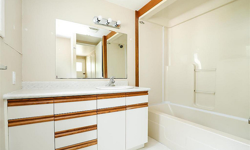 2 Bed, 1 Bath In Lan...
