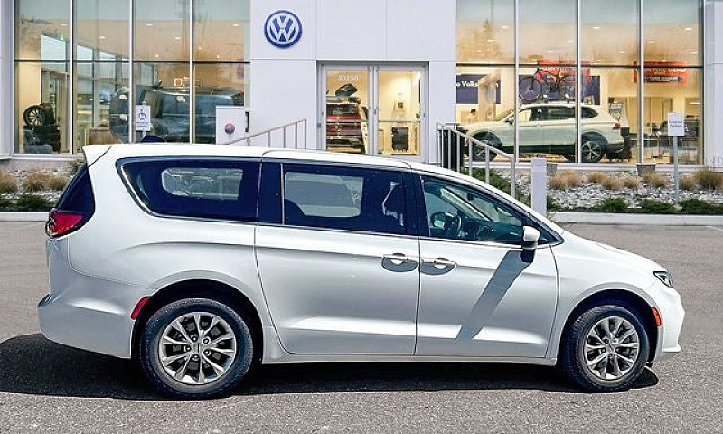 2023 Chrysler Pacifi...