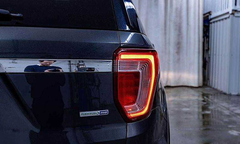 2016 Ford Explorer A...