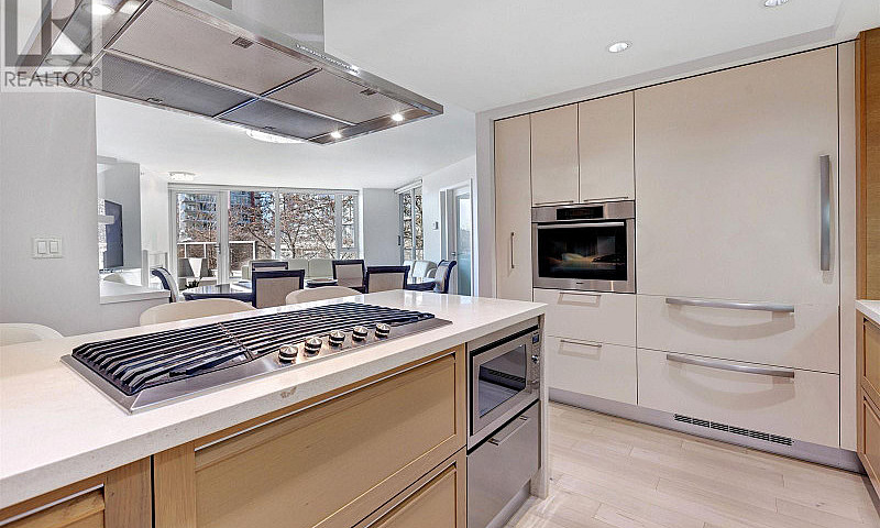 305 8 Smithe Mews Va...