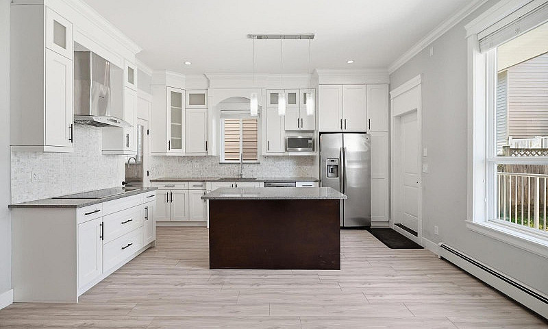 6035 138A Street Sur...