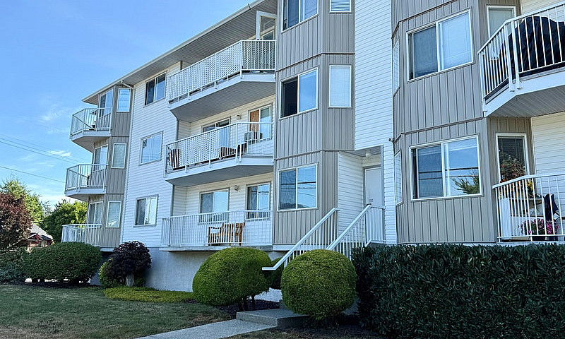 Spacious 1 Bedroom 1...