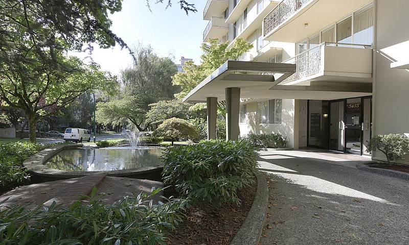 Newly Renovated Apar...
