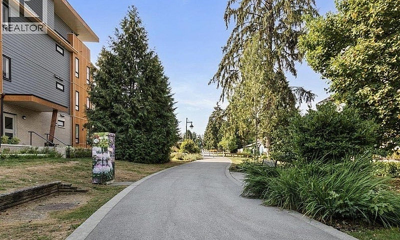 2236  Welcher Avenue...